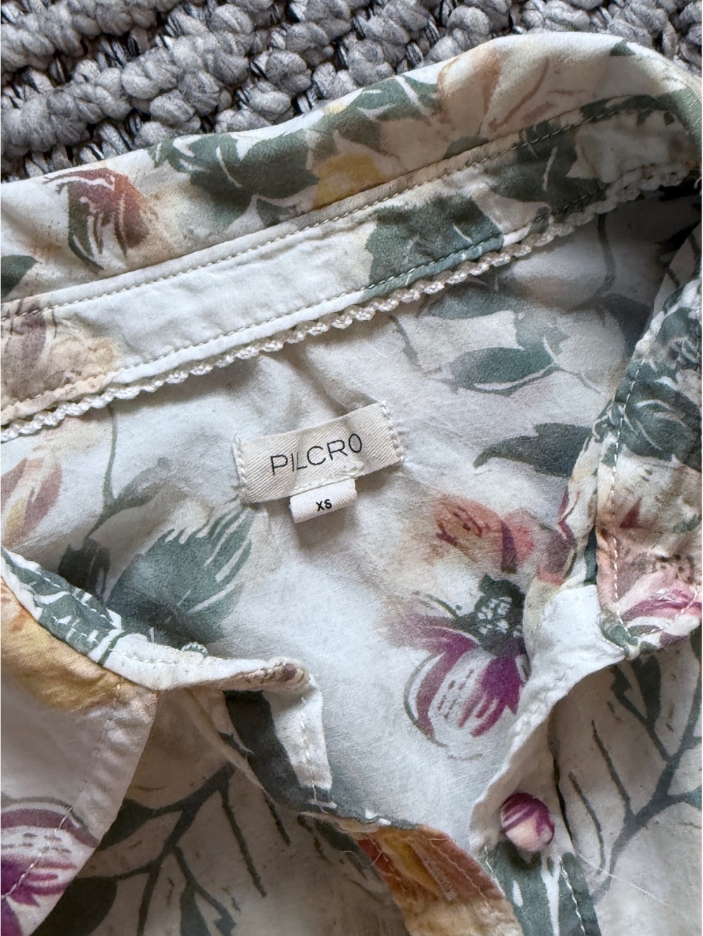 Pilcro Floral Button-Up Blouse in XS - Picture 4 of 8